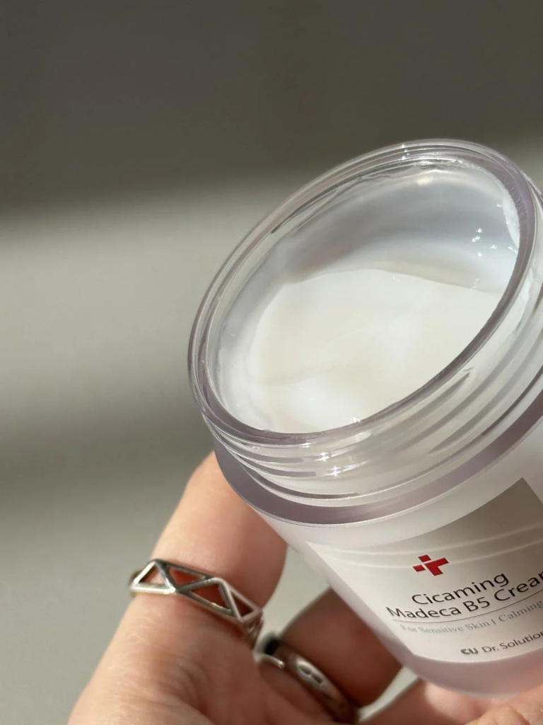 "CUSKIN" RAMINAMASIS KREMAS SU PANTENOLIU MAŽINANTIS JAUTRUMĄ "CICAMING MADECA B5 CREAM", 70 ML