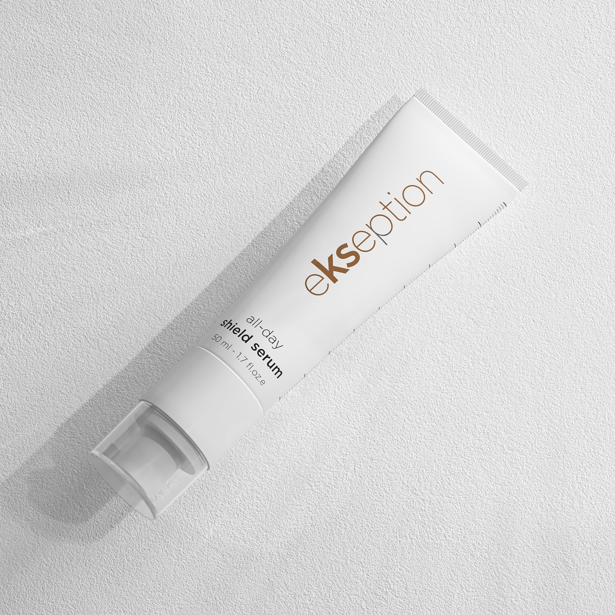 Ekseption All Day Shield Serum su ferulo rūgštimi ir SPF15 apsaugo odą nuo laisvųjų radikalų, UV spindulių ir senėjimo. Profesionali antioksidantinė priežiūra – 50ml.

