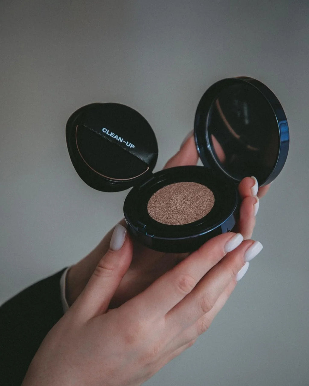 "CUSKIN" INOVATYVUS MAKIAŽO PAGRINDAS KEIČIAMU UŽPILDU "SKINFIT CUSHIONPACT" SPF50+ PA+++ NR.23, 15g + 15g