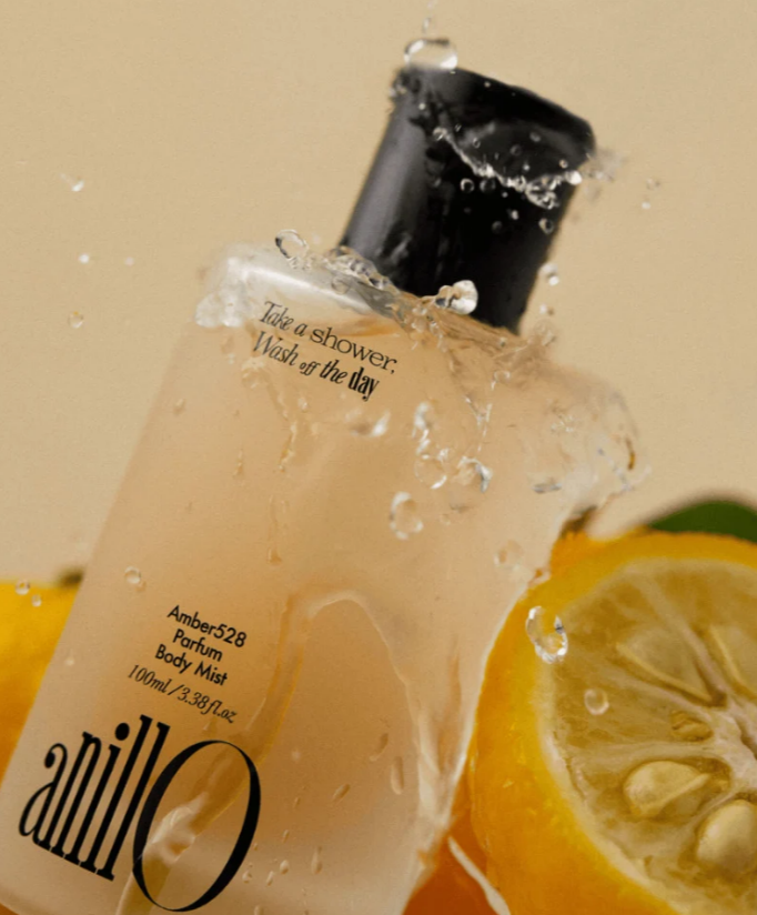 ANILLO Amber528 Parfum Body Mist drėkina odą ir apgaubia yuzu, pačiulių bei kedro aromatu. Su hialurono rūgštimi ir beržų sula. Karale.lt