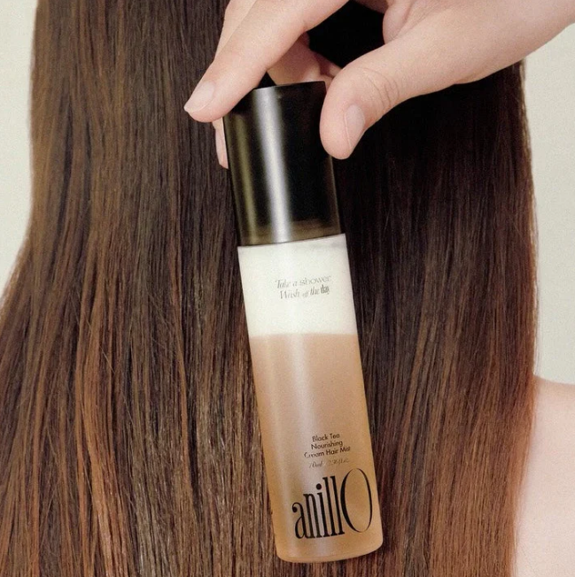 ANILLO Black Tea Nourishing Cream Hair Mist maitina ir glotnina sausus, pažeistus plaukus. Su keramidu, augaliniais baltymais ir simondsijų aliejumi. Karale.lt