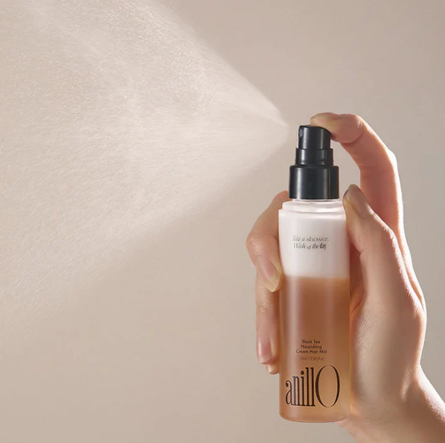 ANILLO Black Tea Nourishing Cream Hair Mist maitina ir glotnina sausus, pažeistus plaukus. Su keramidu, augaliniais baltymais ir simondsijų aliejumi. Karale.lt