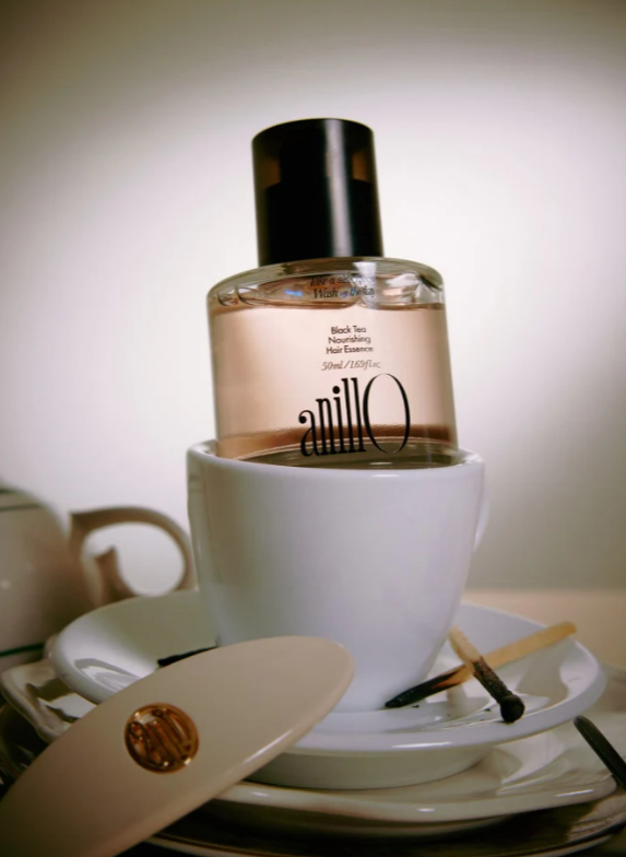 ANILLO Black Tea Nourishing Hair Essence maitina ir glotnina sausus, pažeistus plaukus. Su juodosios arbatos ekstraktu ir arganų aliejumi. Karale.lt