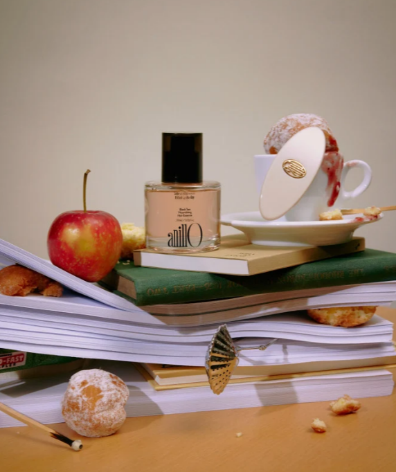 ANILLO Black Tea Nourishing Hair Essence maitina ir glotnina sausus, pažeistus plaukus. Su juodosios arbatos ekstraktu ir arganų aliejumi. Karale.lt