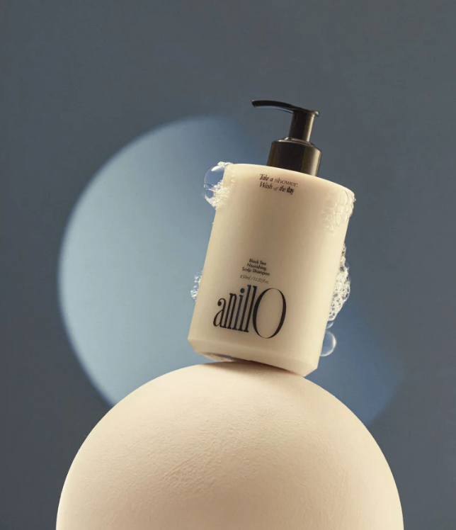 ANILLO Black Tea Nourishing Scalp Shampoo švelniai valo jautrią galvos odą ir drėkina. Su arbatos ekstraktu, hialurono rūgštimi ir pantenoliu. Karale.lt