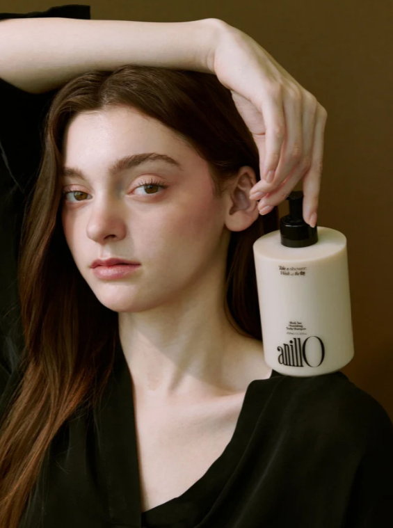 ANILLO Black Tea Nourishing Scalp Shampoo švelniai valo jautrią galvos odą ir drėkina. Su arbatos ekstraktu, hialurono rūgštimi ir pantenoliu. Karale.lt
