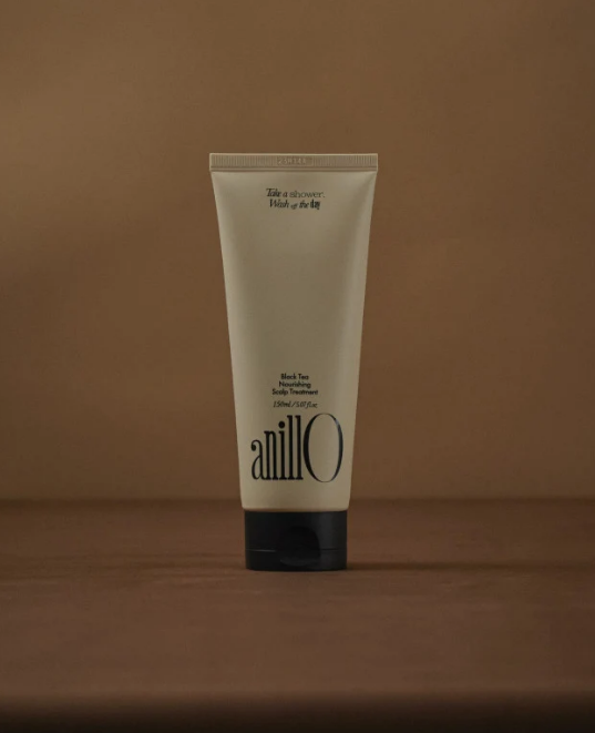 ANILLO Black Tea Nourishing Scalp Treatment maitina pažeistus plaukus ir ramina jautrią galvos odą. Su arbatos ekstraktu, pantenoliu ir niacinamidu. Karale.lt