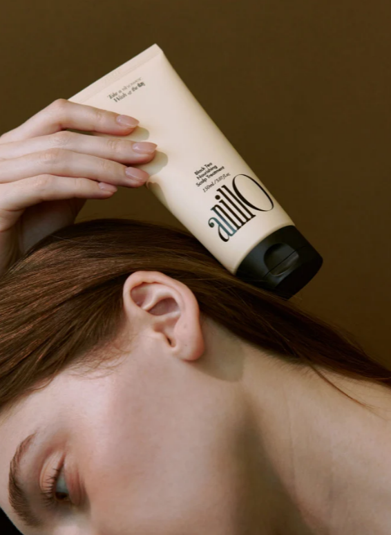 ANILLO Black Tea Nourishing Scalp Treatment maitina pažeistus plaukus ir ramina jautrią galvos odą. Su arbatos ekstraktu, pantenoliu ir niacinamidu. Karale.lt