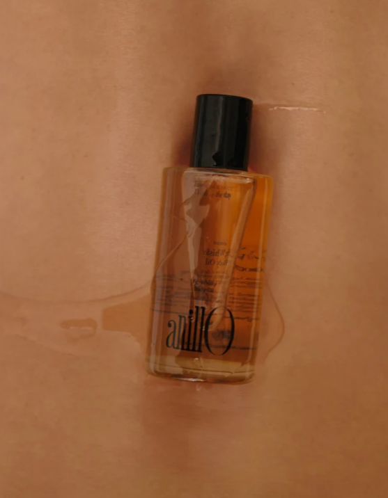 ANILLO Fig Whisky Body Oil maitina ir minkština sausą, dehidratuotą odą, padeda išlaikyti drėgmę. Su figų ekstraktu ir 8 augaliniais aliejais. Karale.lt