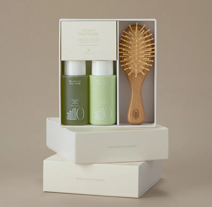 ANILLO Lime Sunday Refresh Hair & Brush Set gaivina riebią galvos odą. Šampūnas, kondicionierius ir šepetys. Su mandarinų bei mėtų ekstraktais. Karale.lt