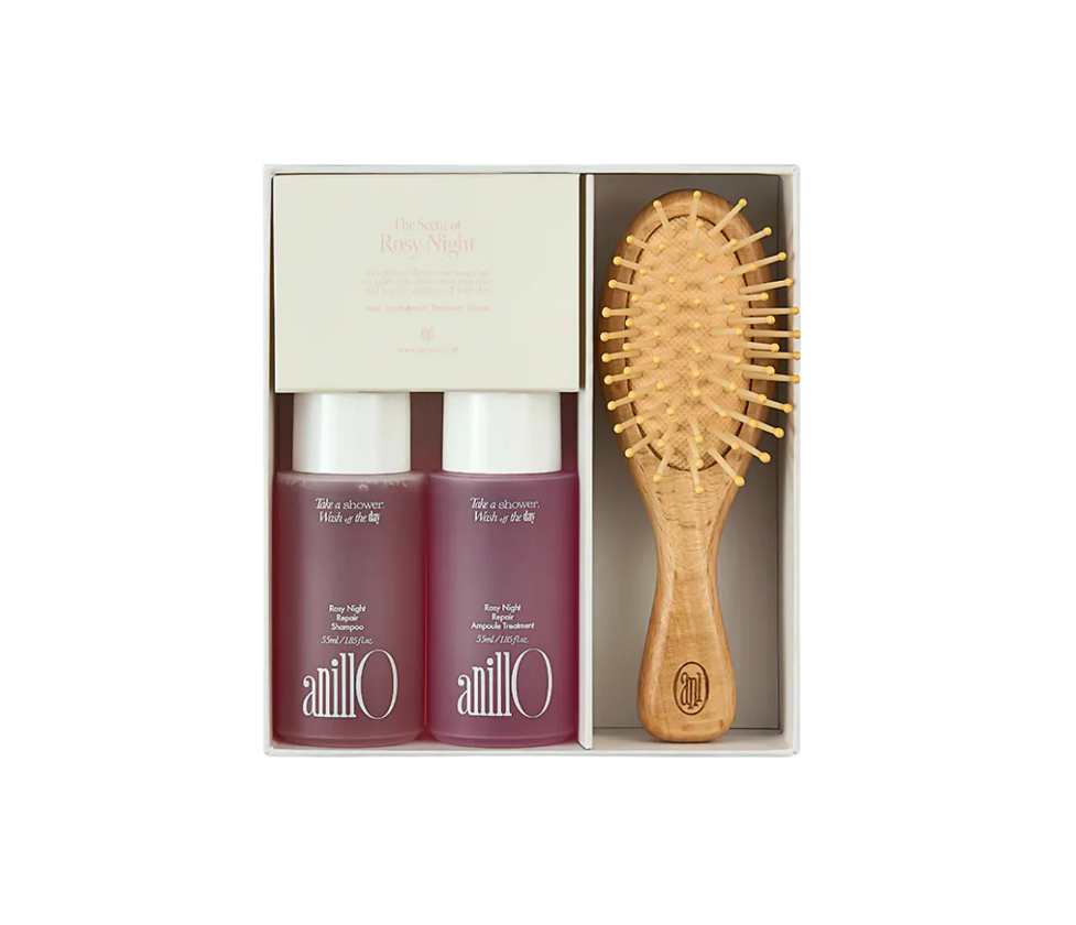 ANILLO Rosy Night Repair Hair & Brush Set maitina ir glotnina sausus, pažeistus plaukus. Su damaskinių rožių vandeniu, keramidais ir aliejais. Karale.lt