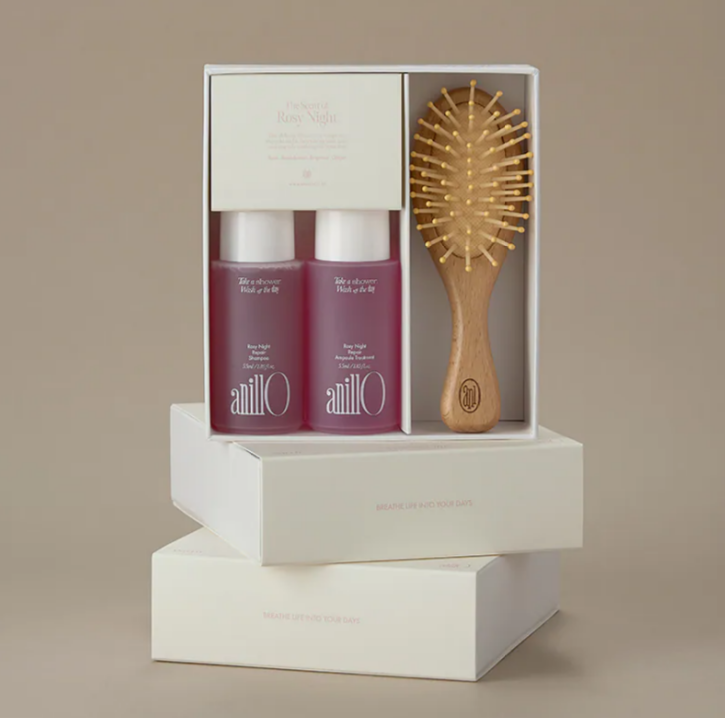 ANILLO Rosy Night Repair Hair & Brush Set maitina ir glotnina sausus, pažeistus plaukus. Su damaskinių rožių vandeniu, keramidais ir aliejais. Karale.lt