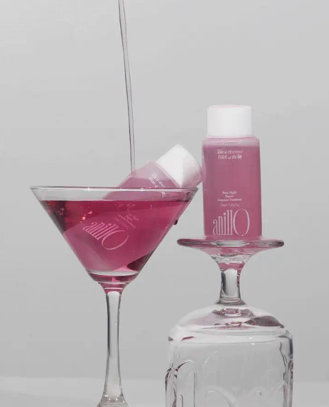 ANILLO Rosy Night Repair Hair & Brush Set maitina ir glotnina sausus, pažeistus plaukus. Su damaskinių rožių vandeniu, keramidais ir aliejais. Karale.lt