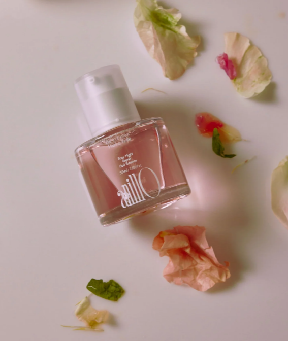 ANILLO Rosy Night Repair Hair Essence glotnina sausus, pažeistus plaukus ir suteikia žvilgesio. Su 8 aliejų kompleksu, rožių ekstraktu ir peptidais. Karale.lt