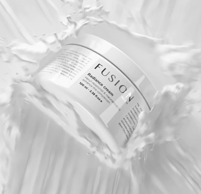 Šviesinantis Fusion Mesotherapy kremas pigmentacijos mažinimui su heksil-resorcinoliu ir niacinamidu. Profesionali Radiance Cream odos skaistinimui ir tono suvienodinimui. 100ml.