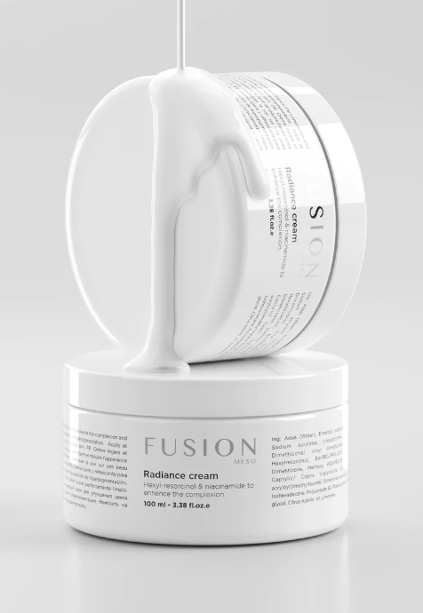 Šviesinantis Fusion Mesotherapy kremas pigmentacijos mažinimui su heksil-resorcinoliu ir niacinamidu. Profesionali Radiance Cream odos skaistinimui ir tono suvienodinimui. 100ml.