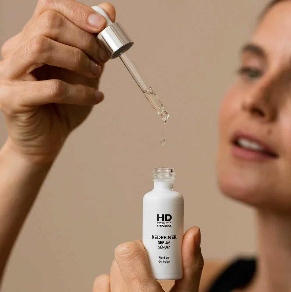 HD Redefiner serumas su biomimetiniais peptidais ir matrikinais stiprina ląsteles, mažina raukšles ir stangrino odą. Profesionali anti-age priežiūra visiems odos tipams – 30ml.
