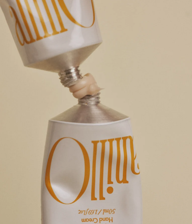Nišinis ANILLO Amber528 Scented Hand Cream drėkina sausą rankų odą ir suteikia švelnumo. Su yuzu ekstraktu, hialurono rūgštimi ir keramidais. Karale.lt