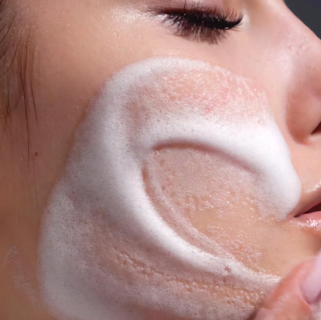Retix.C Dual Action Gentle Cleanser – valomosios putos jautriai odai. Švelniai pašalina makiažą ir nešvarumus, su ektoinu ir pantenoliu. 150 ml. Karale.lt