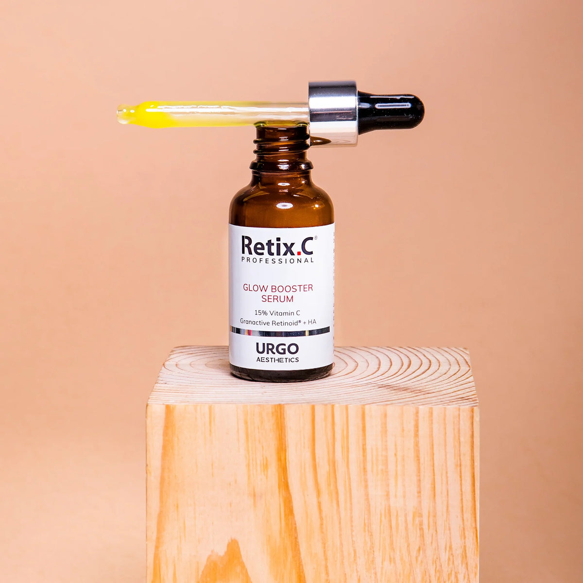 Retix.C Glow Booster Serum skaistina ir drėkina pavargusią, netolygaus atspalvio odą. Su 15 % vitamino C, HPR retinoidu ir hialurono rūgštimi. Karale.lt