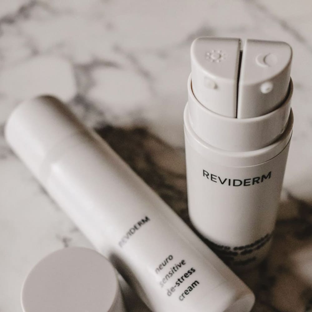 Reviderm Neuro De-Stress dviejų talpyklų serumas jautriai odai su kalciu dienai ir antistresiniais peptidais nakčiai. Ramina, stiprina atsparumą, mažina paraudimą ir niežulį. 40ml. Profesionali kosmetika.

