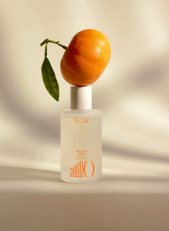 anillO Bitter Orange Parfum Body Mist – citrusinė kūno dulksna, padedanti drėkinti odą. Su hialurono rūgštimi, niacinamidu ir pantenoliu. Karale.lt