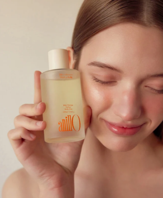 anillO Bitter Orange Parfum Body Mist – citrusinė kūno dulksna, padedanti drėkinti odą. Su hialurono rūgštimi, niacinamidu ir pantenoliu. Karale.lt