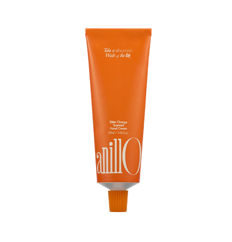 anillO Bitter Orange Scented Hand Cream maitina ir drėkina sausą rankų odą. Su taukmedžio sviestu, hialurono rūgštimi ir keramidais. 50 ml. Karale.lt