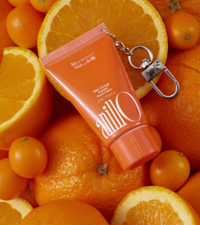 anillO Bitter Orange Scented Hand Cream maitina ir drėkina sausą rankų odą. Su taukmedžio sviestu, hialurono rūgštimi ir keramidais. 25 ml. Karale.lt