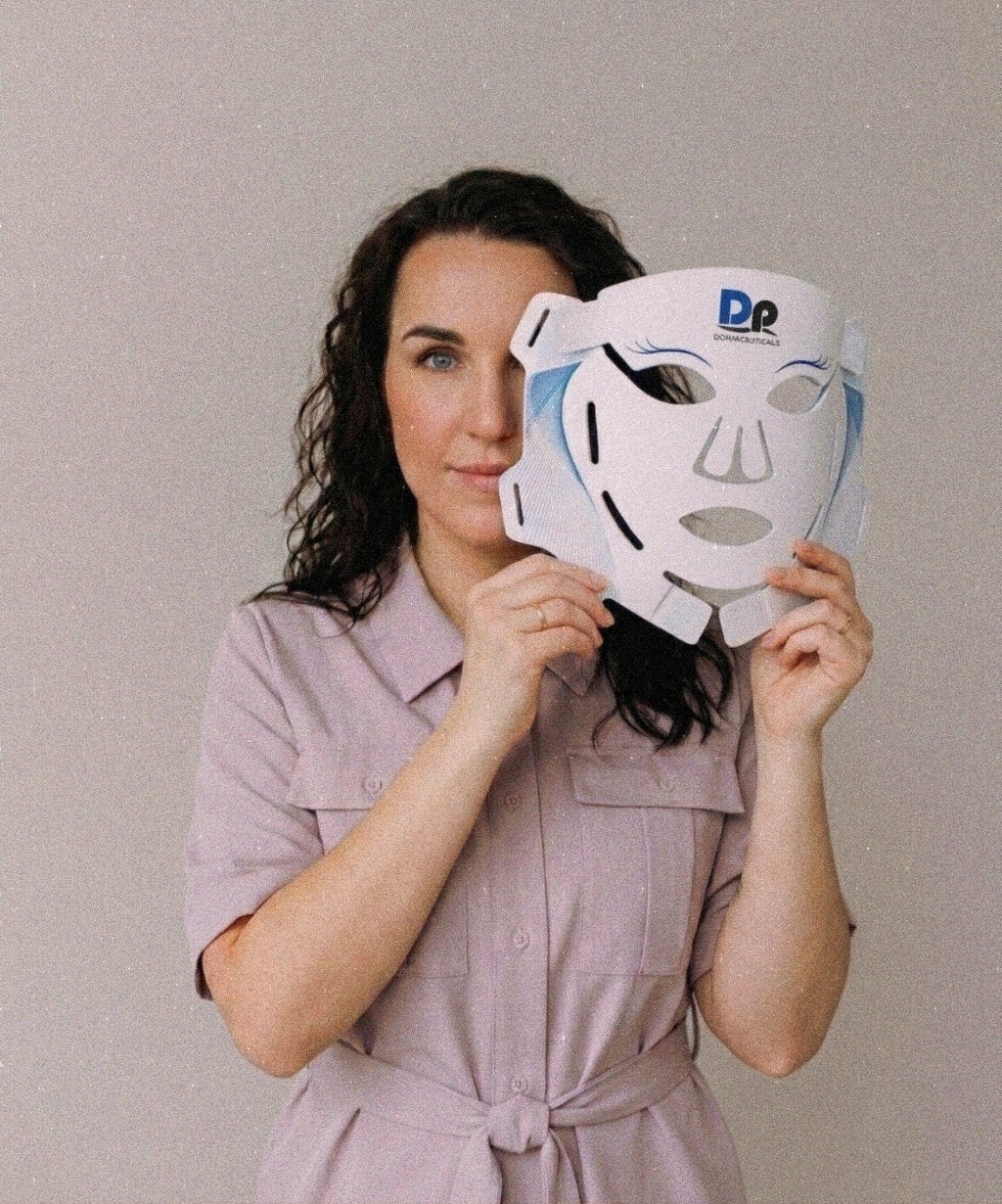 DermapenWorld LED kaukė su raudonos, mėlynos ir infraraudonos šviesos terapija skatina kolageno gamybą, mažina raukšles ir uždegimus. Profesionali LED priežiūra namuose. Karale.lt
