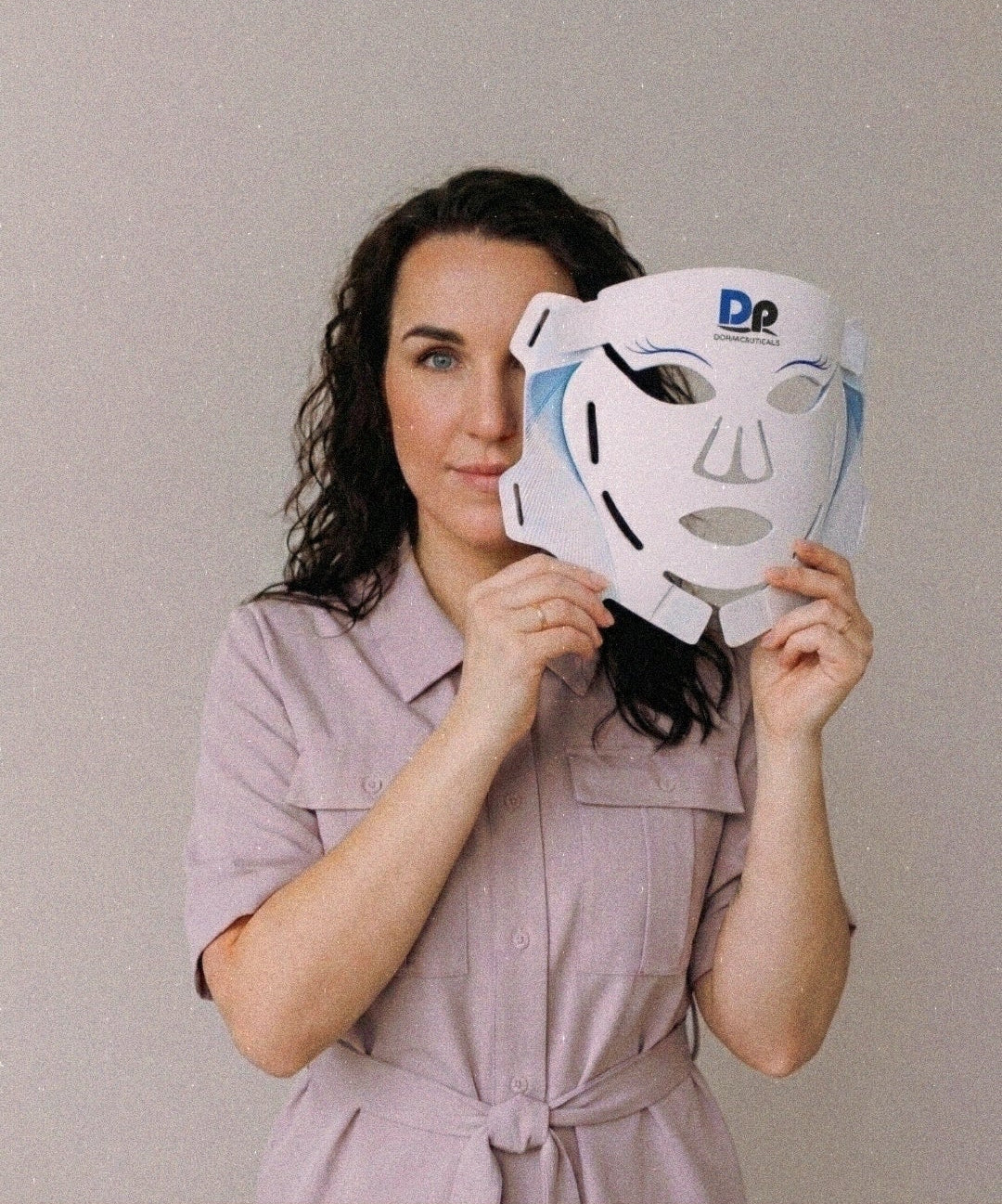 DermapenWorld LED kaukė su raudonos, mėlynos ir infraraudonos šviesos terapija skatina kolageno gamybą, mažina raukšles ir uždegimus. Profesionali LED priežiūra namuose. Karale.lt
