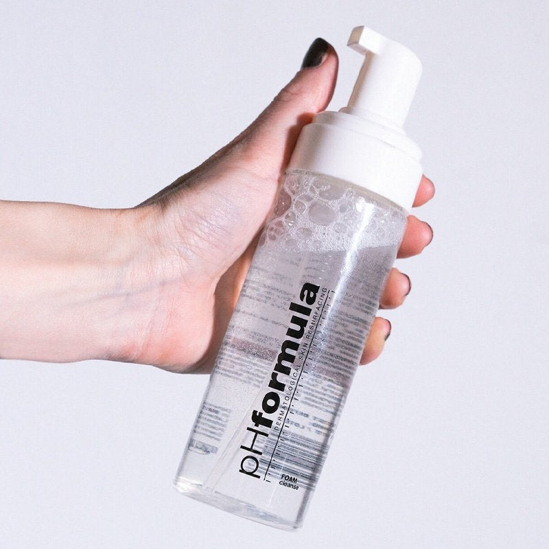 PH Formula Foam bemuilės prausimosi putos su mineralais, bisaboliu ir D-pantenoliu. Švelniai valo, drėkina ir ramina visų tipų odą. Profesionali veido priežiūra.